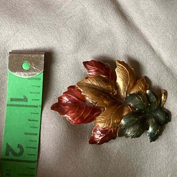 Enameled 3 Leaf Gold Tone Brooch - Picture 5 of 6